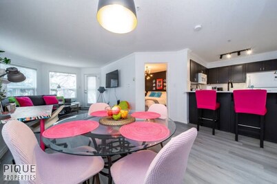 The Neon Palace - KingBed - Fireplace - Netflix - UG Park