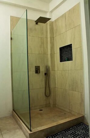 Douche, sèche-cheveux, serviettes fournies, savon