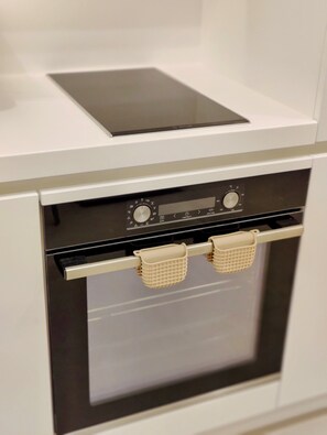 Oven close view - Elpis' cozy & luxury apartment (Egaleo)