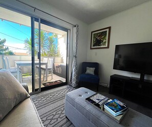 TV - A Slice of Paradise in Kona - walk to stores, restaurants and the beach (Kailua-Kona)