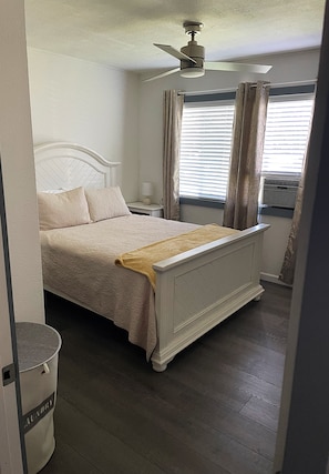1 chambre, fer et planche à repasser, lit de bébé portatif