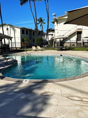 Outdoor pool - A Slice of Paradise in Kona - walk to stores, restaurants and the beach (Kailua-Kona)
