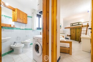 Bruser, hårtørrer, bidet, håndklæder