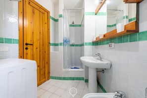 Douche, séchoir à cheveux, bidet, serviettes fournies