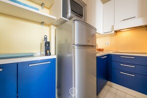 Réfrigérateur, four à micro-ondes, surface de cuisson, cafetière-théière