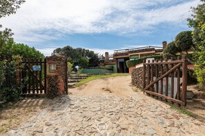 المنطقة المحيطة بالمنشأة