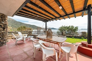 Outdoor dining - Waterside Oasis House (Villasimius)