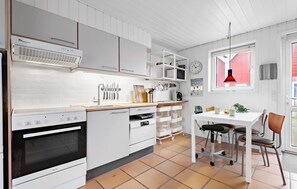 Køleskab, mikrobølgeovn, kogeplade, opvaskemaskine