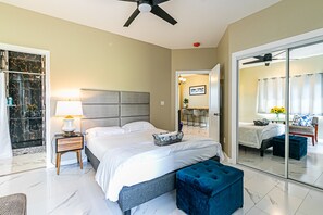 5 bedrooms, desk, iron/ironing board, free WiFi - Hilo Town Center home (Hilo)