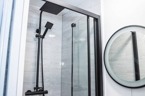 Douche, sèche-cheveux, serviettes fournies, savon