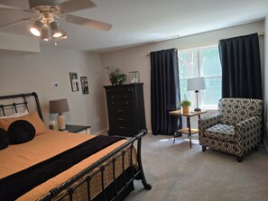 1 dormitorio, tabla de planchar con plancha, wifi y ropa de cama