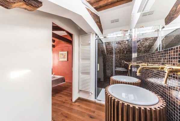 Dusche, Haartrockner, Bidet, Handtücher
