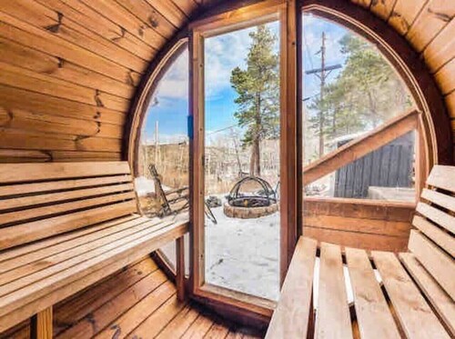 HOT TUB Firepit Sauna Peak to Peak Retreat Loft