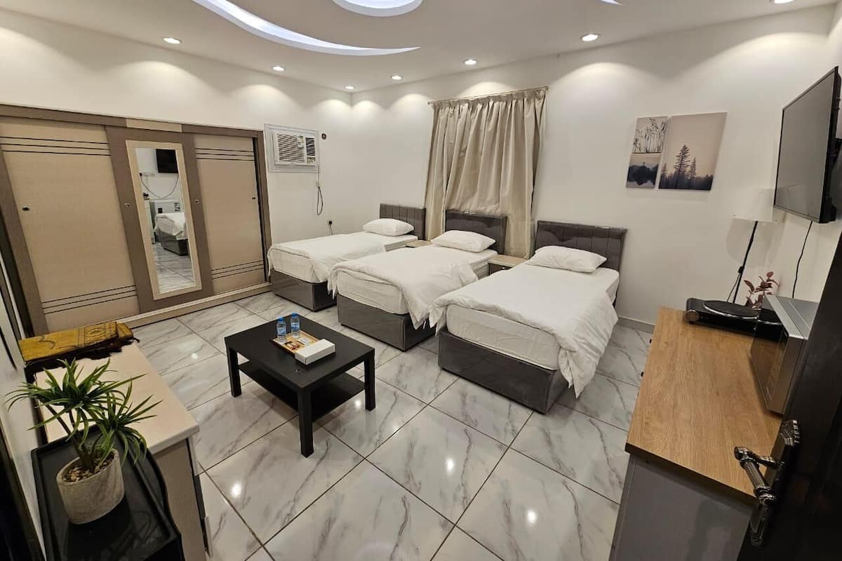 2 bedrooms, desk, laptop workspace, free WiFi