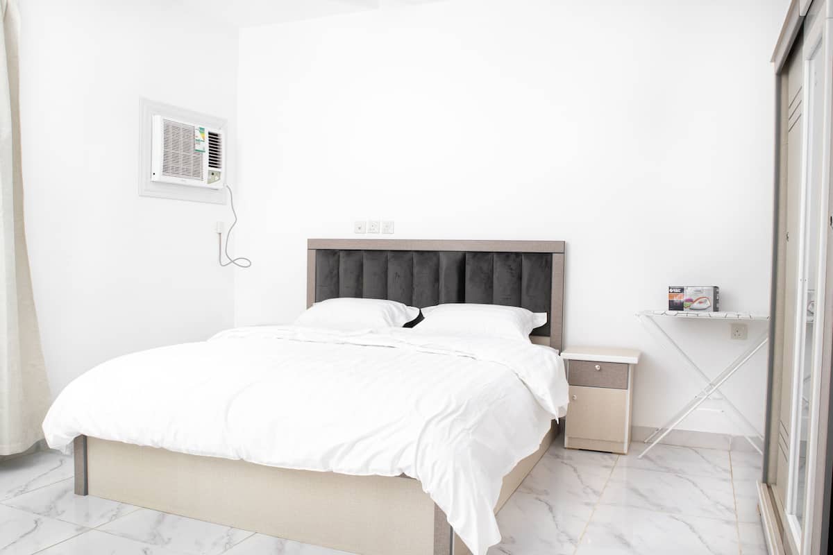 2 bedrooms, desk, laptop workspace, free WiFi