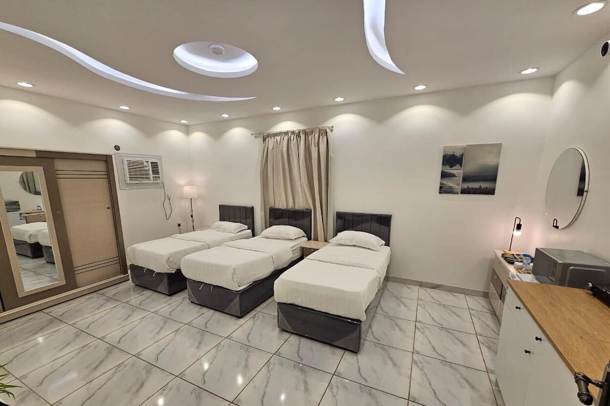 2 bedrooms, desk, laptop workspace, free WiFi