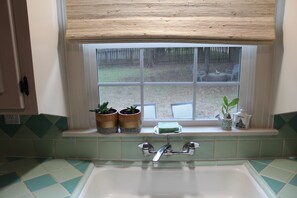 Interior - Charming Cottage near SFA, azalea gardens,  & walking trails. (Nacogdoches)