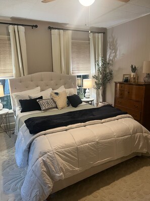 2 bedrooms, iron/ironing board, free WiFi, bed sheets - Charming Cottage near SFA, azalea gardens, & walking trails. (Nacogdoches)