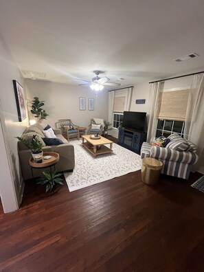 Smart TV - Charming Cottage near SFA, azalea gardens, & walking trails. (Nacogdoches)