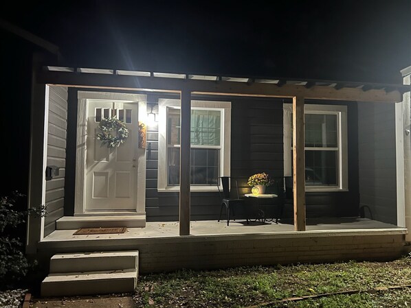 Exterior detail - Charming Cottage near SFA, azalea gardens, & walking trails. (Nacogdoches)