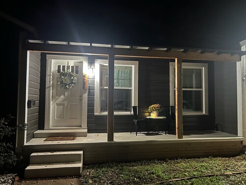 Charming Cottage near SFA, azalea gardens,  & walking trails.