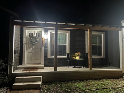 Charming Cottage near SFA, azalea gardens,  & walking trails.