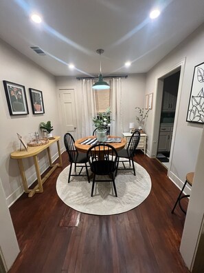 Dining - Charming Cottage near SFA, azalea gardens,  & walking trails. (Nacogdoches)