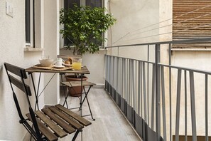 Outdoor dining - Nella's Holiday ~ Deluxe Apartment in Cefalù (Cefalù)