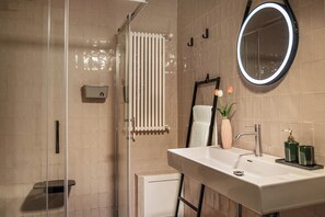 Shower, hair dryer, bidet, towels