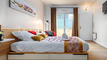 Apartemen Romantis | 1 kamar tidur, didekorasi berbeda-beda, dan meja kerja