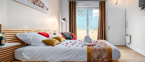 1 habitación, decoración personalizada, escritorio y cortinas blackout