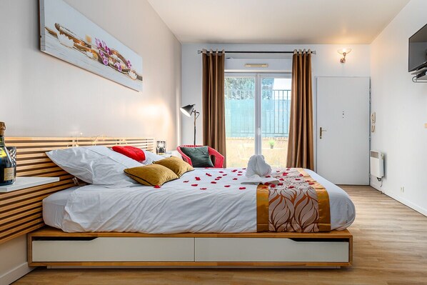 Romantic Apartment | 1 bedroom, individually decorated, desk, blackout drapes - Havre de Paix Jacuzzi (Asnieres-sur-Seine)