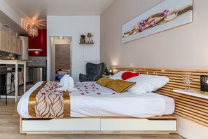 Romantic Apartment | 1 bedroom, individually decorated, desk, blackout drapes - Havre de Paix  Jacuzzi (Asnieres-sur-Seine)