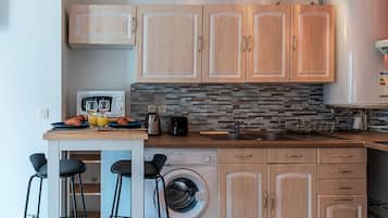 Romantic Apartment | Private kitchen | Fridge, microwave, stovetop, electric kettle