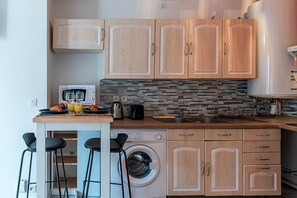 Romantic Apartment | Private kitchen | Fridge, microwave, stovetop, electric kettle - Havre de Paix Jacuzzi (Asnieres-sur-Seine)