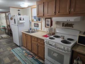 Refrigerador, microondas, placa de cocina, cafetera/tetera