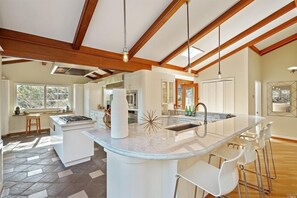 Fridge, microwave, oven, stovetop - Light filled, tree house, surrounded by nature. 7 minute walk from downtown.  (Fairfax)