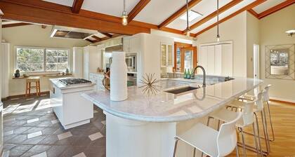 Light filled, tree house, surrounded by nature. 7 minute walk from downtown.