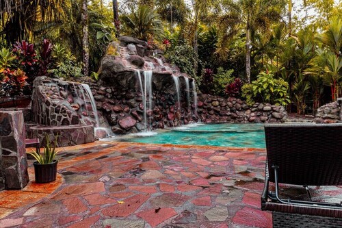 Beautiful Home set in Paradise with Jacuzzi & Pool