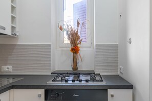 Réfrigérateur, four, plaque de cuisson, grille-pain