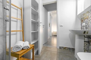 Douche, sèche-cheveux, bidet, serviettes fournies