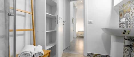 Shower, hair dryer, bidet, towels