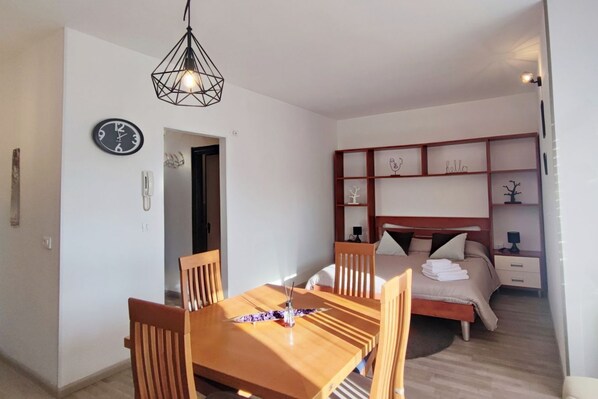 1 bedroom, iron/ironing board, internet