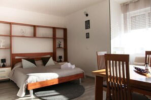 1 bedroom, iron/ironing board, Internet