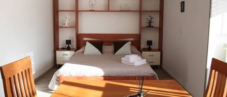 1 slaapkamer, een strijkplank/strijkijzer, internet