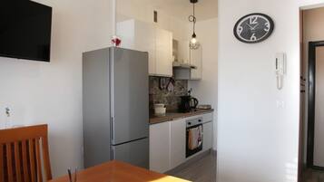 Réfrigérateur, four, plaque de cuisson, grille-pain