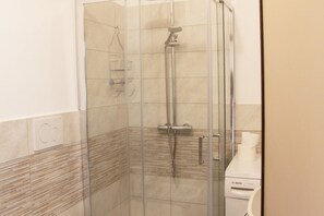 Douche, sèche-cheveux, bidet