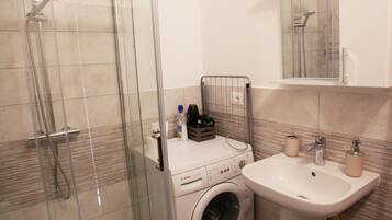 Douche, sĂšche-cheveux, bidet