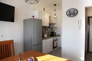 Fridge, oven, stovetop