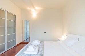 1 bedroom, WiFi - GuestHost - A few steps from the historic center of Como, in well served and well connected by public transport area, this space offers easy access to all local attractions. Located on the third floor with lift of a village house, this apartment of appro (Como)